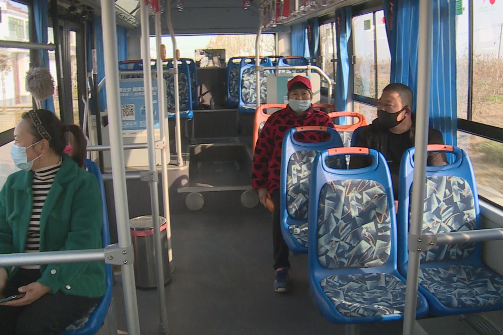 12月20日上午,家住泗陽縣城廂街道(dào)蔔湖社區的陳同國(guó),正在家門口等候進(jìn)城的直達公交。 “我們從家門口到鄉鎮也好(hǎo),到縣城也好(hǎo),都(dōu)很方便。每班公交車準時(shí)準點,不用再爲等車煩惱。”陳同國(guó)告訴記者,一個月前,他還(hái)得通過(guò)鎮村公交換乘城鄉公交進(jìn)城,而如今,城鄉公交開(kāi)到了家門口,别提多方便了。