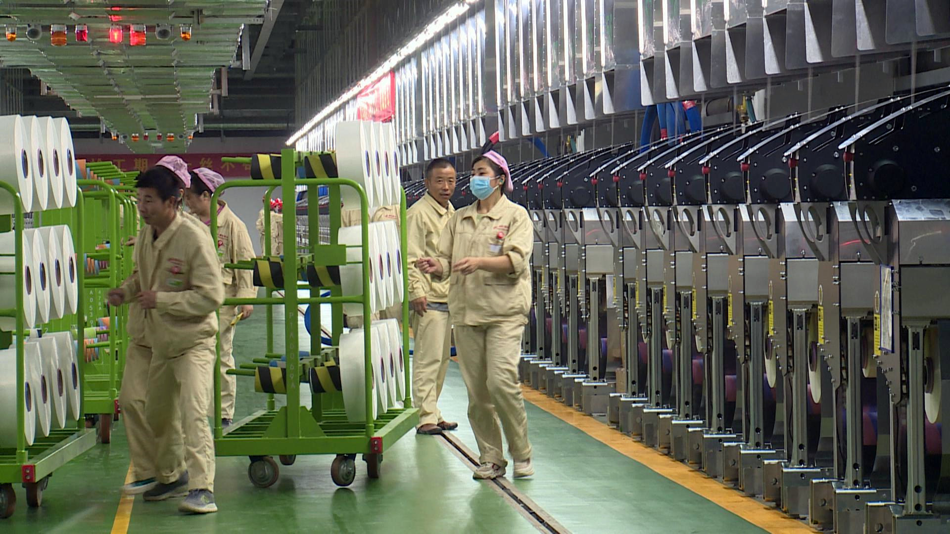 據了解,江蘇芮邦科技有限公司也是第一次由陸運改成(chéng)水運,在這(zhè)一過(guò)程中,泗陽港主動協調對(duì)接國(guó)際物流資源,向(xiàng)企業提供從“日本—上海港—泗陽港”陸改水運輸模式,每箱物流成(chéng)本較原先陸路運輸模式下降15%左右。在全球疫情形勢對(duì)企業外貿進(jìn)出口不利影響下,泗陽港主動出擊,優化服務,幫助企業降低物流成(chéng)本。 “我們對(duì)接芮邦科技物流部,一起(qǐ)謀劃,根據設備性質和進(jìn)口國(guó)家防疫情況,制定可行的物流方案,并安排專人對(duì)接。同時(shí),我們聯系國(guó)際物流公司,上海亞東國(guó)際貨運有限公司,對(duì)接上海港和太倉港,做好(hǎo)設備進(jìn)口關于報關報檢及設備免稅手續辦理工作,幫助企業進(jìn)一步解決手續上困難問題,船舶到港後(hòu)我們安排貨櫃及時(shí)送到工廠,确保滿足企業生産需要。”泗陽縣交運港務有限公司副經(jīng)理席磊說(shuō)。