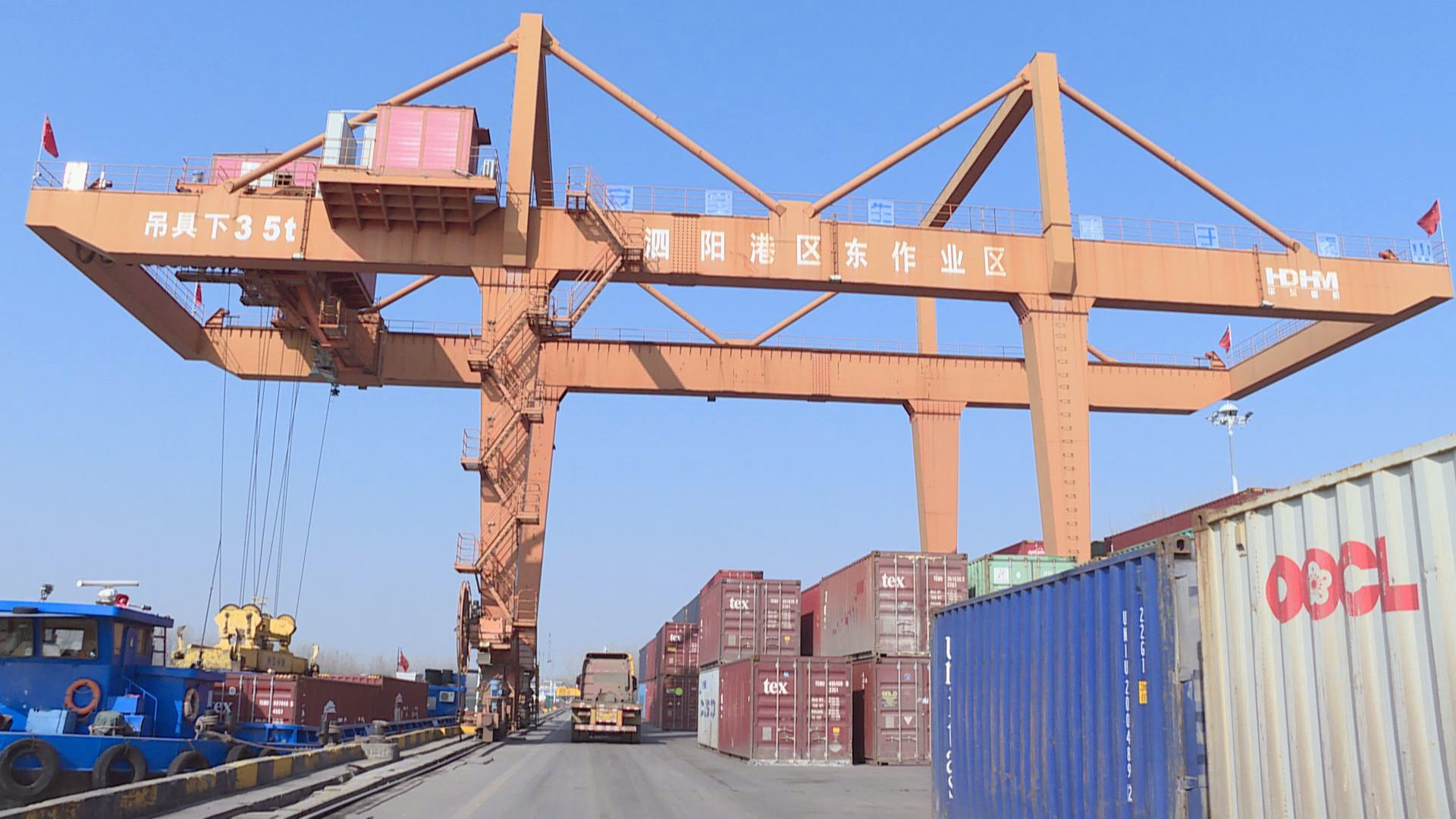 12月23日上午,記者來到江蘇芮邦科技有限公司看到,一批從日本進(jìn)口的紡織設備正在卸載。據了解,受當前疫情影響,從國(guó)外進(jìn)口的設備陸運手續繁瑣。泗陽港了解這(zhè)一情況後(hòu),及時(shí)與江蘇芮邦科技有限公司物流部聯系,推出了“陸改水”方案。 “我們陸運改成(chéng)水運之後(hòu),整個運輸的時(shí)間基本是沒(méi)有變化的,但是從運費成(chéng)本角度來講,一個集裝箱節省運費1200元左右。那麼(me)我們這(zhè)邊從上海發(fā)過(guò)來的貨到泗陽,總的集裝箱在100多個,給我們節約成(chéng)本是在12萬元到13萬元左右。”江蘇芮邦科技有限公司辦公室主任蒿永介紹。