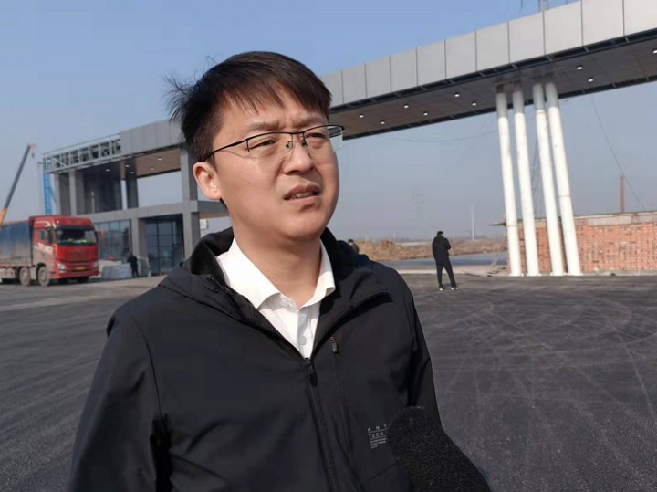 考慮盛虹新材料實行三班輪班制,上下班分爲早上7點45分至8點、15點45分至16點、23點45分至淩晨零點,公交公司各定制班線的首末班發(fā)車時(shí)間也進(jìn)行相應調整,确保各個通勤時(shí)段員工上下班均有車可乘。