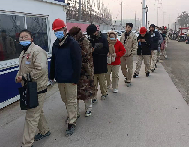 企業員工 房同芳: 不管是上班還(hái)是下班我們每天都(dōu)有專車,這(zhè)樣(yàng)很方便的。