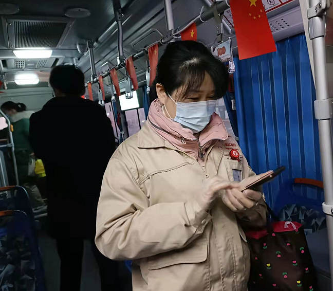 企業員工 王桂榮: 上下班比較準時(shí),到這(zhè)邊車就(jiù)來了。刮風下雨也比較方便了。直接到廠門口也不用跑。