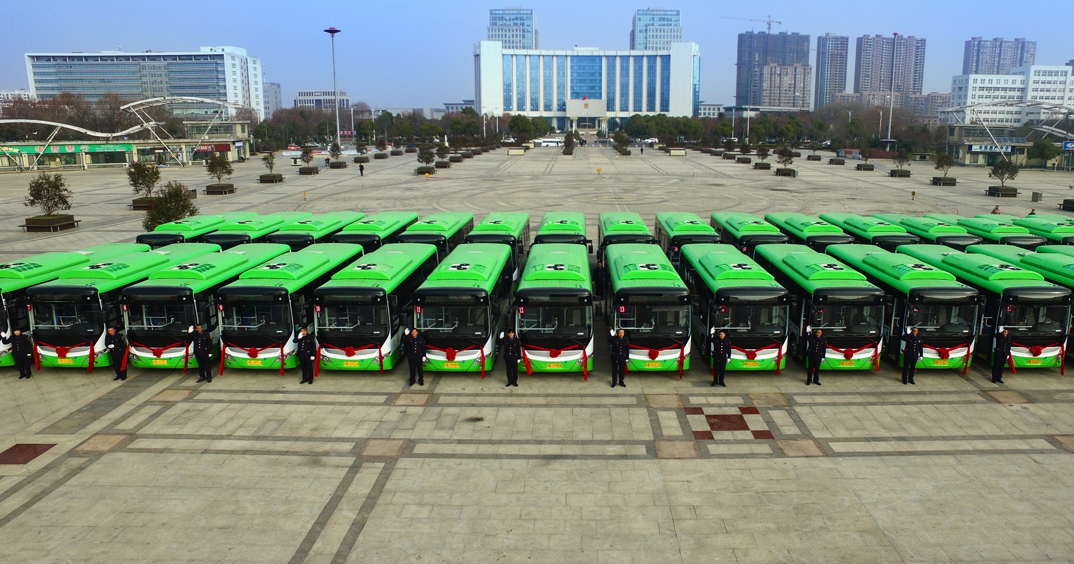 建立健全投訴處理機制。制定并完善《投訴處理制度》《投訴受理流程》,按照投訴“五不放過(guò)”原則,即“投訴原因未查清不放過(guò)、投訴責任未劃清不放過(guò)、責任駕駛員未受到嚴肅處理不放過(guò)、責任駕駛員和廣大員工未受到教育不放過(guò)、防範措施未落實不放過(guò)”,定期彙總整理分類、分析原因、研究解決辦法,減少投訴事(shì)件發(fā)生。