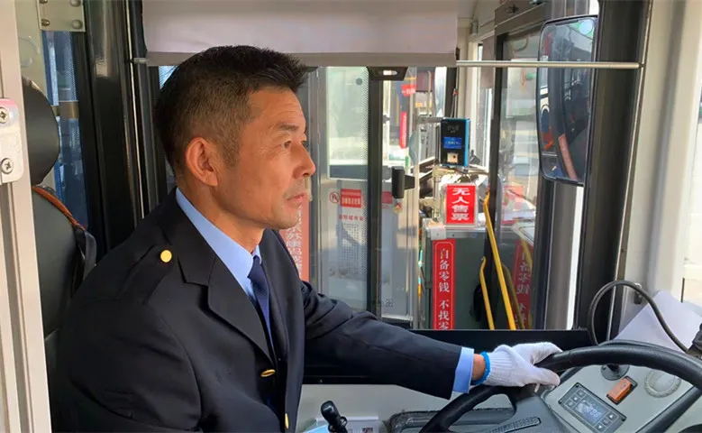 見此情況 薛師傅立即招呼傷者家屬 將(jiāng)小孩抱上公交車 “快上來,我帶你們去醫院!” 爺爺趕緊抱著(zhe)孩子登上公交 因爲擔心孩子傷情嚴重被(bèi)車流所阻礙 延誤就(jiù)診時(shí)間